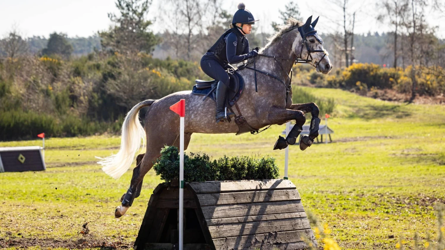 LeMieux Carbon Mesh Close Contact Half Square - Image 17